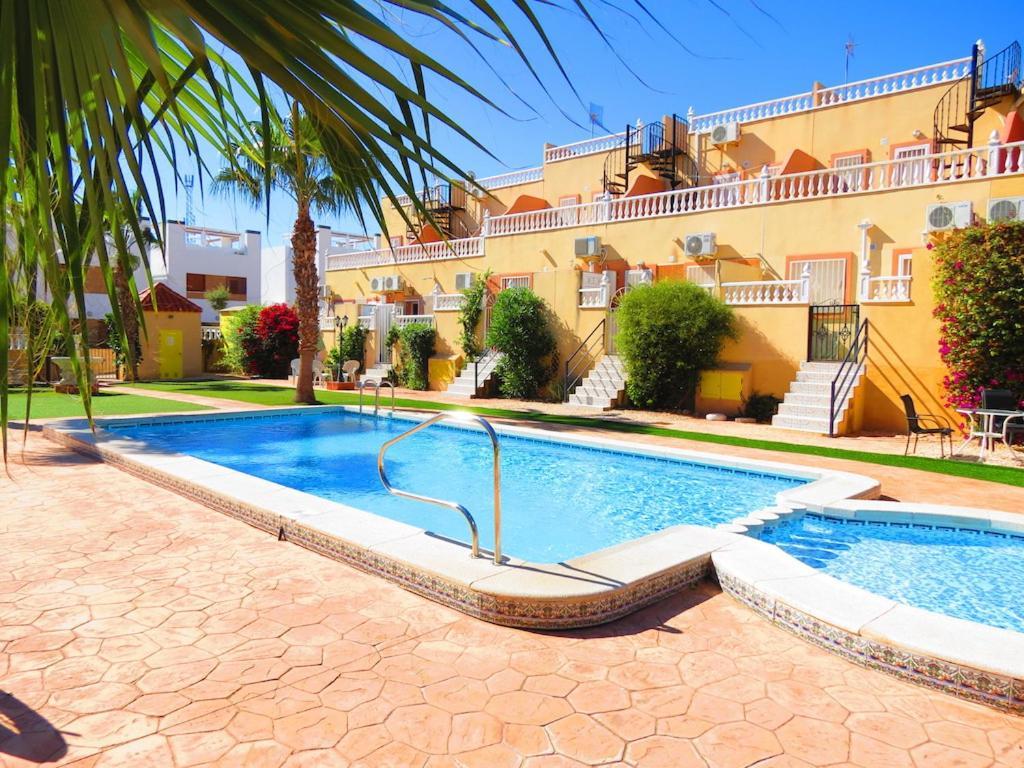 הוילה אוריהואלה Casa La Zenia Elite Townhouse With Shared Pool And 10 Minutes Walk To Beach מראה חיצוני תמונה